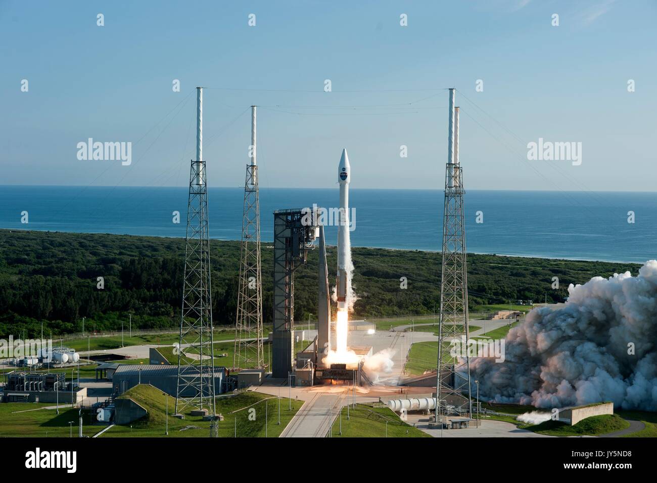 Cape Canaveral, Florida, USA. 18 August, 2017. Die United Launch Alliance Atlas V Rakete hebt ab vom Weltraum aus komplexen 41 Start in Cape Canaveral Air Force Station August 18, 2017 in Cape Canaveral, Florida. Die kommerziellen Rakete trägt die NASA-Tracking und Data Relay Satellite, TDRS-M zu umrunden. Credit: Planetpix/Alamy leben Nachrichten Stockfoto