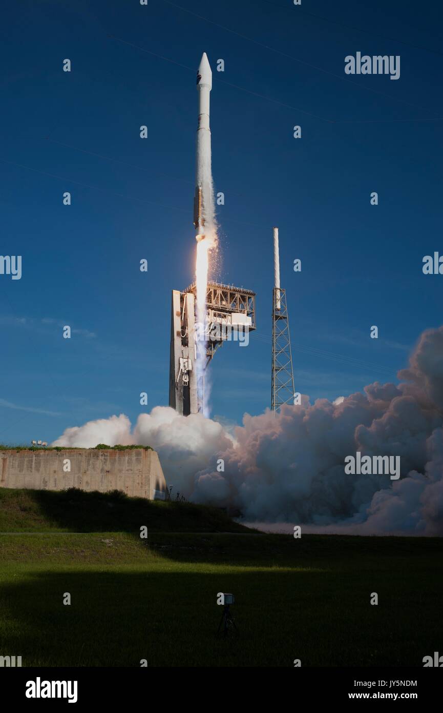 Cape Canaveral, Florida, USA. 18 August, 2017. Die United Launch Alliance Atlas V Rakete hebt ab vom Weltraum aus komplexen 41 Start in Cape Canaveral Air Force Station August 18, 2017 in Cape Canaveral, Florida. Die kommerziellen Rakete trägt die NASA-Tracking und Data Relay Satellite, TDRS-M zu umrunden. Credit: Planetpix/Alamy leben Nachrichten Stockfoto