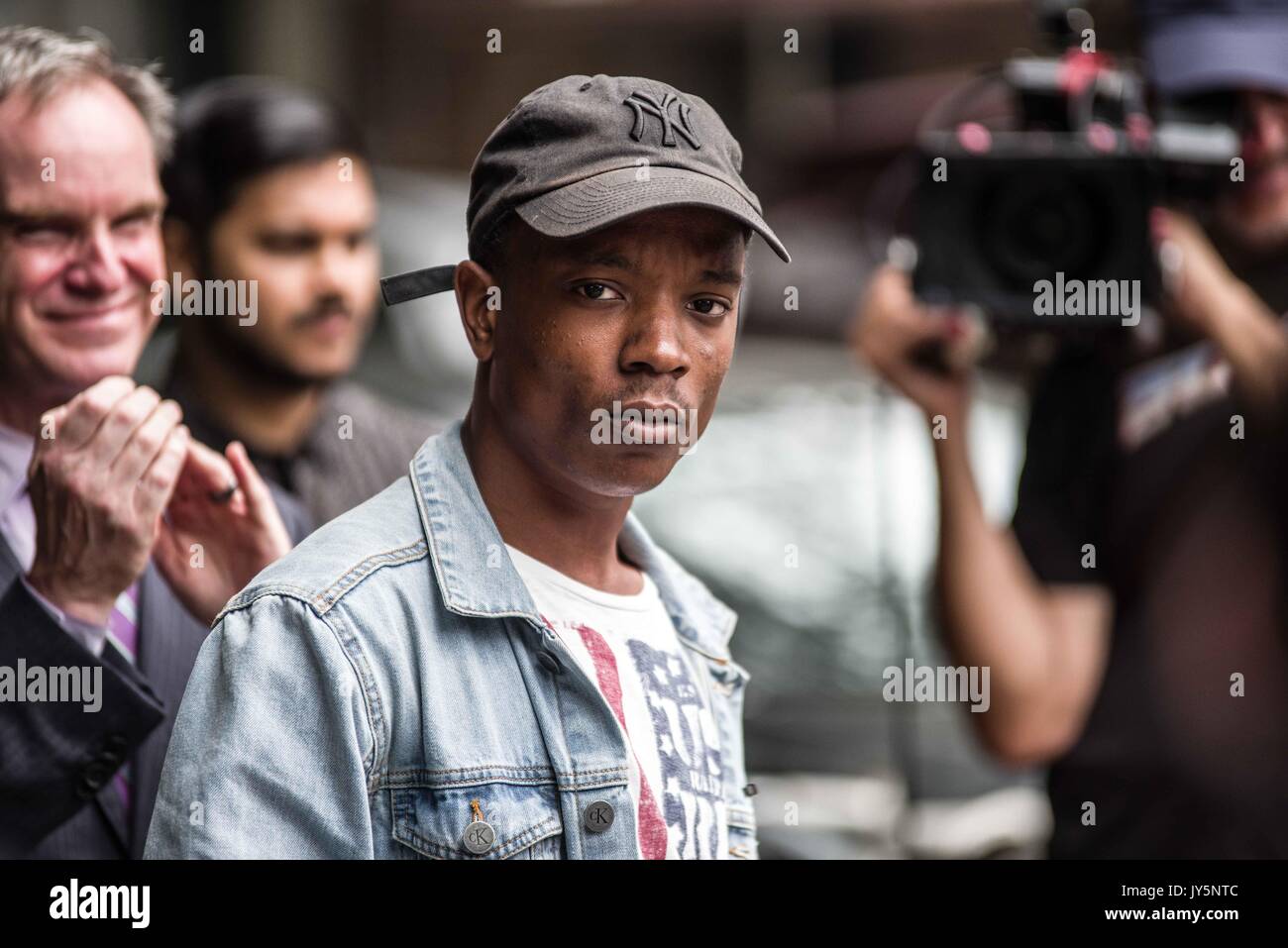 New York City, New York, USA. 18 Aug, 2017. Schwarze Leben Angelegenheit Aktivist Kenneth Shelton, Jr. hielt an der Brooklyn McGolrick Park, einer Gruppe von Bürgern eine Demonstration gegen Nazis, die alt-right gehalten, und "Stolz, Jungen'' (letzteres ist eine rechtsextreme Gruppe geerdet durch ehemalige Vice Kommentator Gavin McInnes, der weißen Vorherrschaft beschuldigt wurde und Erstellen von gewalttätigen Unruhen). Credit: ZUMA Press, Inc./Alamy leben Nachrichten Stockfoto