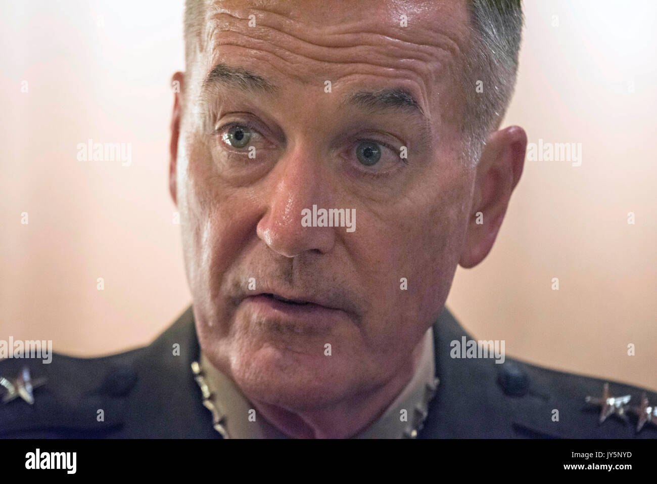 Tokio, Japan. 18 Aug, 2017. Us-Generalstabschefs General Joseph Dunford spricht zu den Medien im Okura Hotel folgenden Treffen mit japanischen Politiker August 18, 2017 in Tokio, Japan. Dunford ist in Japan mit japanischen Politiker zu treffen und zu besprechen, Entschärfung der Lage in Nordkorea. Credit: Planetpix/Alamy leben Nachrichten Stockfoto