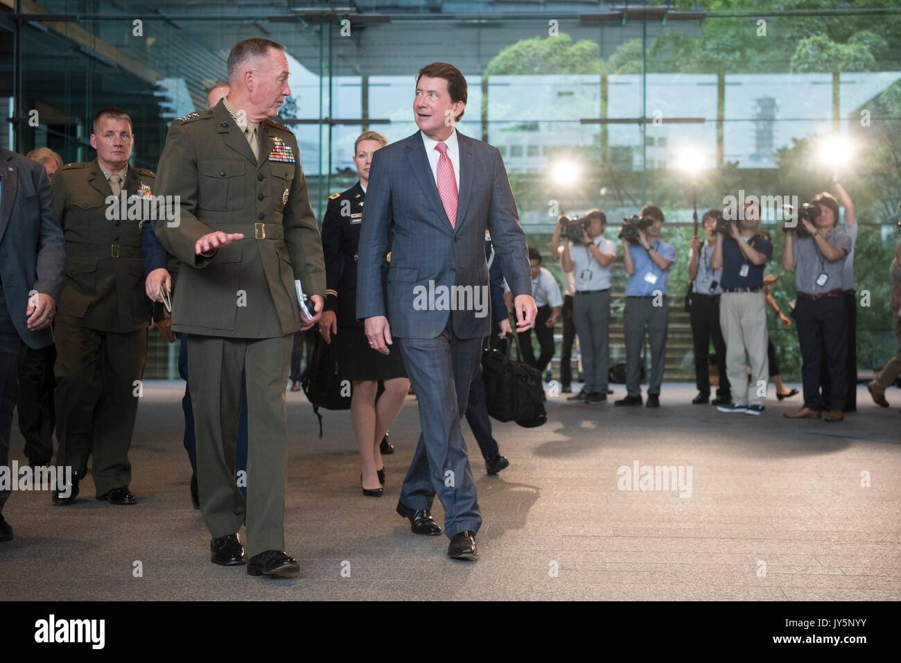 Tokio, Japan. 18 Aug, 2017. Us-Generalstabschefs General Joseph Dunford, Links, spricht mit den USA. Botschafter in Japan William Hagerty, rechts, nach einem Treffen mit dem japanischen Ministerpräsidenten Shinzo Abe, der an der Kantei offizielle Residenz August 18, 2017 in Tokio, Japan. Dunford ist in Japan mit japanischen Politiker zu treffen und zu besprechen, Entschärfung der Lage in Nordkorea. Credit: Planetpix/Alamy leben Nachrichten Stockfoto