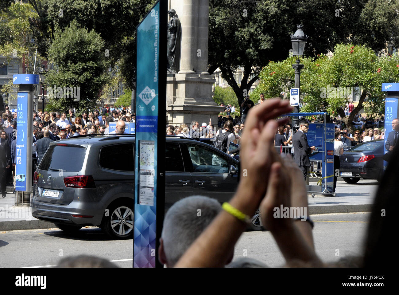 Catalunya, Barcelona, Spanien. 18. August 2017. Eine Minute der stille Gedenken an die Opfer am Tag nach dem Terroranschlag auf das Barcelona Ramblas Credit: ROSMI DUASO/Alamy leben Nachrichten Stockfoto