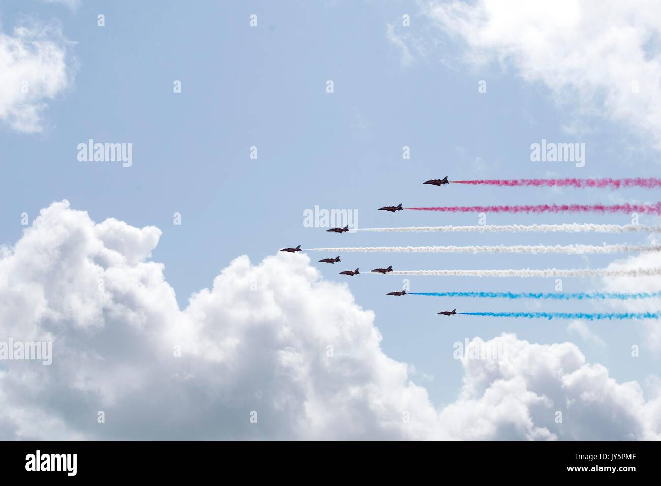 Eastbourne, Großbritannien. 18 Aug, 2017. Rote Pfeile bei Airbourne 2017 Credit: Andrew Shawcross/Alamy leben Nachrichten Stockfoto