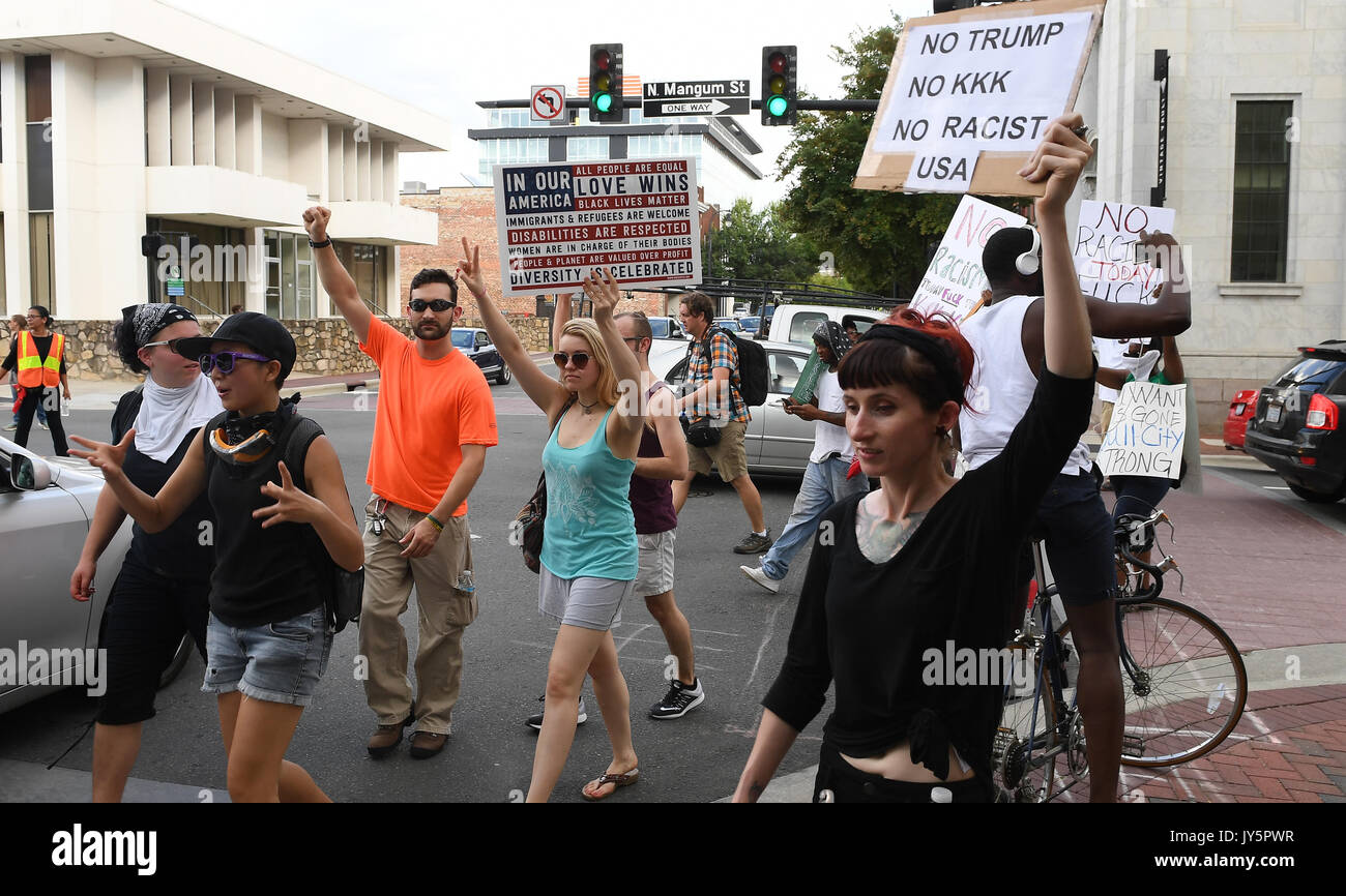 Durham, North Carolina, USA. 18 Aug, 2017. Anti-weißer Überlegenheit Demonstranten März downtown Durham, N.C. am Freitag, 18. August 2017. Credit: Fabian Radulescu/ZUMA Draht/Alamy leben Nachrichten Stockfoto