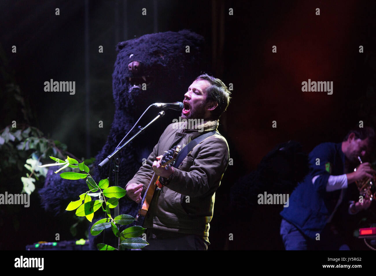 Jan Scott Wilkinson von BRITISH SEA POWER spielt am 18. August 2017 auf der Mountain Stage am ersten Tag des Green man Musikfestivals im Glanusk Park, Brecon Beacons Mountains, Wales, Großbritannien. Foto: Rob Watkins. INFO: British Sea Power, eine englische Indie-Rock-Band, fesselt das Publikum mit ihrem eklektischen Sound und energischen Live-Auftritten. Alben wie „The Down of British Sea Power“ und „Do You Like Rock Music?“ Zeigen Sie ihre melodischen Hooks und fantasievollen Texte. Am 9. August 2021 änderte die Band ihren Namen in SEA POWER. Stockfoto