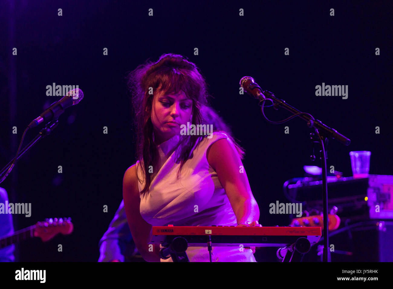 ANGEL OLSEN spielt am 18. August 2017 auf der Far Out Stage in Day One des Green man Musikfestivals in Glanusk Park, Brecon, Wales. Foto: Rob Watkins. INFO: Angel Olsen, eine US-amerikanische Singer-Songwriterin, besticht mit ihren eindringlichen Vocals und introspektiven Texten. Alben wie Burn Your Fire for No Witness und All Mirrors zeigen ihr vielseitiges Talent, indem sie Folk, Indie Rock und alternative Elemente zu emotional resonanter Musik kombinieren. Stockfoto