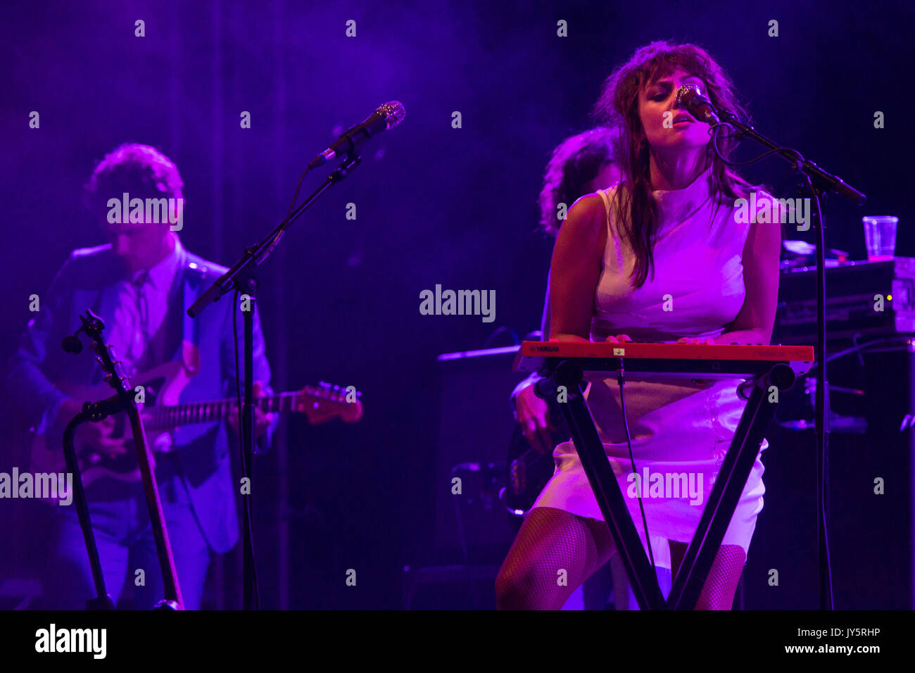 ANGEL OLSEN spielt am 18. August 2017 auf der Far Out Stage in Day One des Green man Musikfestivals in Glanusk Park, Brecon, Wales. Foto: Rob Watkins. INFO: Angel Olsen, eine US-amerikanische Singer-Songwriterin, besticht mit ihren eindringlichen Vocals und introspektiven Texten. Alben wie Burn Your Fire for No Witness und All Mirrors zeigen ihr vielseitiges Talent, indem sie Folk, Indie Rock und alternative Elemente zu emotional resonanter Musik kombinieren. Stockfoto