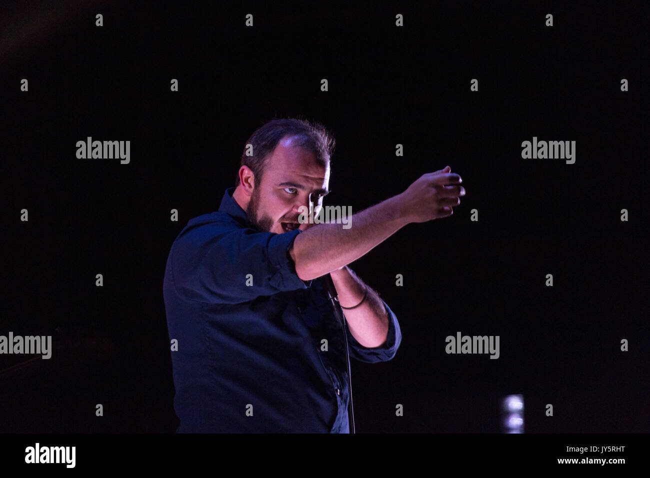 FUTURE ISLANDS, KONZERT, 2017: Samuel T. Herring aus FUTURE ISLANDS Headline on the Mountain Stage. Tag eins des Green man Musikfestivals in den Brecon Beacons Mountains in Wales. Glanusk Park, Brecon, Wales, 18. August 2017. Quelle: Rob Watkins. INFO: Future Islands, eine US-amerikanische Synthie-Pop-Band, die 2006 gegründet wurde, erlangte viel Anerkennung für ihre emotionale Musik und ihre energiegeladenen Auftritte. Unter der Leitung des charismatischen Frontmanns Samuel T. Herring präsentiert ihr bahnbrechendes Album Singles (2014) den Hit Seasons (Waiting On You), der ihren einzigartigen Stil und herzlichen Text zeigt. Stockfoto
