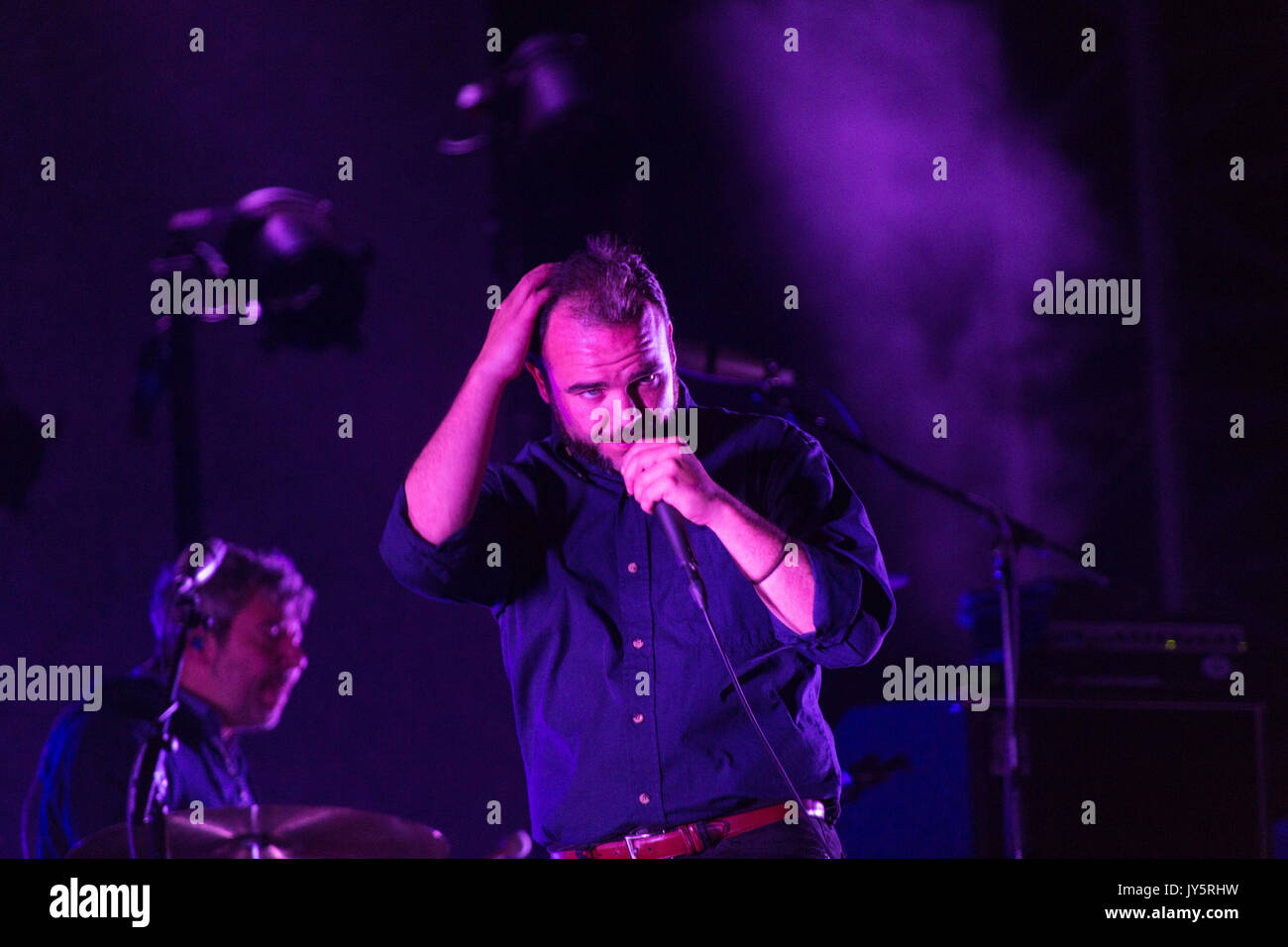 FUTURE ISLANDS, KONZERT, 2017: Samuel T. Herring aus FUTURE ISLANDS Headline on the Mountain Stage. Tag eins des Green man Musikfestivals in den Brecon Beacons Mountains in Wales. Glanusk Park, Brecon, Wales, 18. August 2017. Quelle: Rob Watkins. INFO: Future Islands, eine US-amerikanische Synthie-Pop-Band, die 2006 gegründet wurde, erlangte viel Anerkennung für ihre emotionale Musik und ihre energiegeladenen Auftritte. Unter der Leitung des charismatischen Frontmanns Samuel T. Herring präsentiert ihr bahnbrechendes Album Singles (2014) den Hit Seasons (Waiting On You), der ihren einzigartigen Stil und herzlichen Text zeigt. Stockfoto