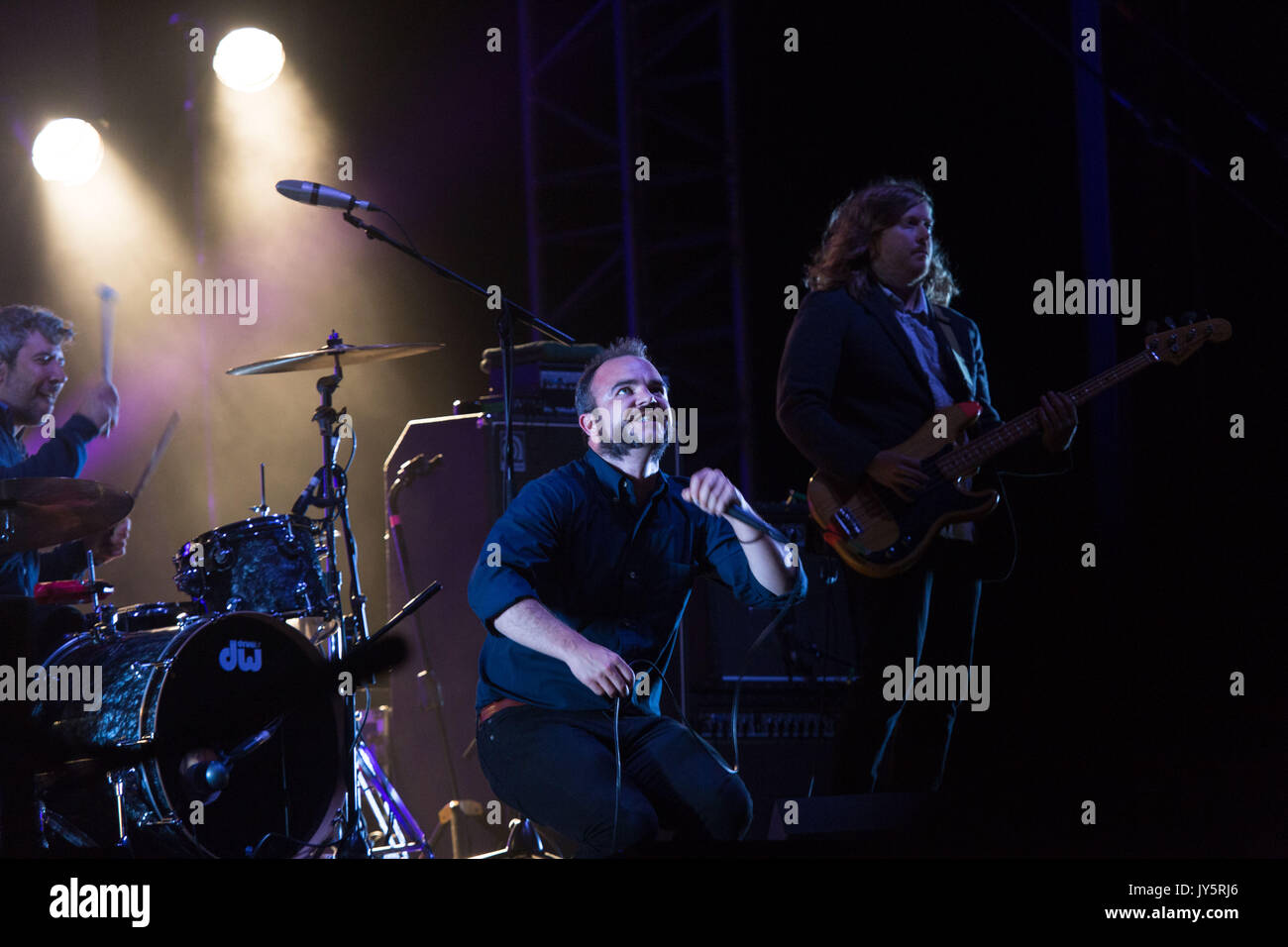 FUTURE ISLANDS, KONZERT, 2017: Samuel T. Herring aus FUTURE ISLANDS Headline on the Mountain Stage. Tag eins des Green man Musikfestivals in den Brecon Beacons Mountains in Wales. Glanusk Park, Brecon, Wales, 18. August 2017. Quelle: Rob Watkins. INFO: Future Islands, eine US-amerikanische Synthie-Pop-Band, die 2006 gegründet wurde, erlangte viel Anerkennung für ihre emotionale Musik und ihre energiegeladenen Auftritte. Unter der Leitung des charismatischen Frontmanns Samuel T. Herring präsentiert ihr bahnbrechendes Album Singles (2014) den Hit Seasons (Waiting On You), der ihren einzigartigen Stil und herzlichen Text zeigt. Stockfoto
