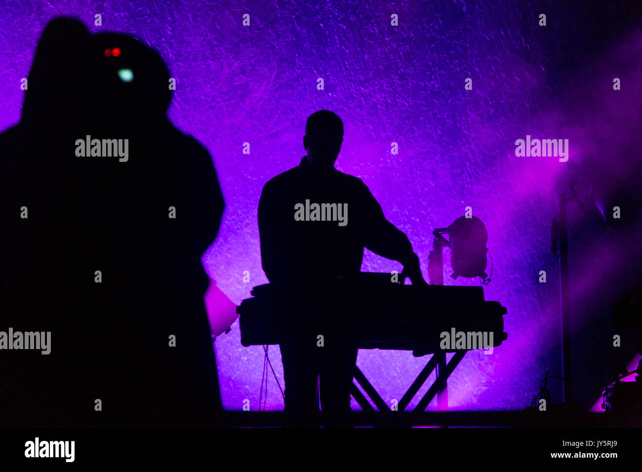 FUTURE ISLANDS, KONZERT, 2017: Gerrit Welmers auf Keyboards von FUTURE ISLANDS Headline auf der Mountain Stage. Tag eins des Green man Musikfestivals in den Brecon Beacons Mountains in Wales. Glanusk Park, Brecon, Wales, 18. August 2017. Quelle: Rob Watkins. INFO: Future Islands, eine US-amerikanische Synthie-Pop-Band, die 2006 gegründet wurde, erlangte viel Anerkennung für ihre emotionale Musik und ihre energiegeladenen Auftritte. Unter der Leitung des charismatischen Frontmanns Samuel T. Herring präsentiert ihr bahnbrechendes Album Singles (2014) den Hit Seasons (Waiting On You), der ihren einzigartigen Stil und herzlichen Text zeigt. Stockfoto