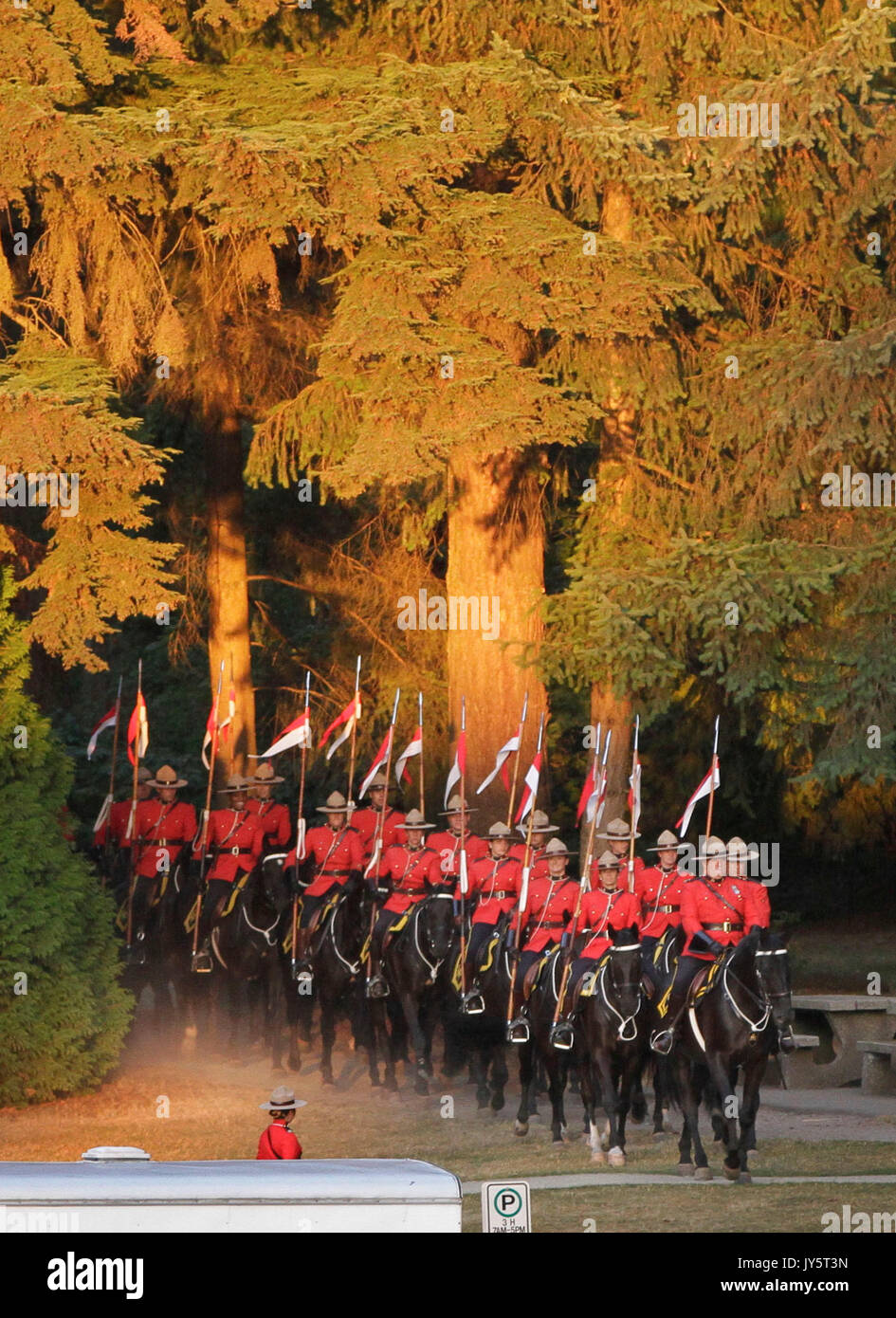 Vancouver, Kanada. 18 Aug, 2017. Reiter und Pferde März aus dem Wald während der Rcmp musikalische Fahrt Veranstaltung im Central Park in Vancouver Burnaby, Kanada, August 18, 2017. Die Royal Canadian Mounted Police (RCMP) musikalische Fahrt ist eine einzigartige Kanadische Leistung, verfügt über eine Truppe von 32 Pferde und Reiter Durchführung choreographiert Kavallerie Bohrer auf Musik. Credit: Liang sen/Xinhua/Alamy leben Nachrichten Stockfoto