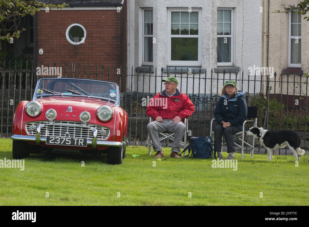 Inhaber der klassischen Vintage Triumph offenen Sportwagen auf der Car Rallye entspannen Stockfoto