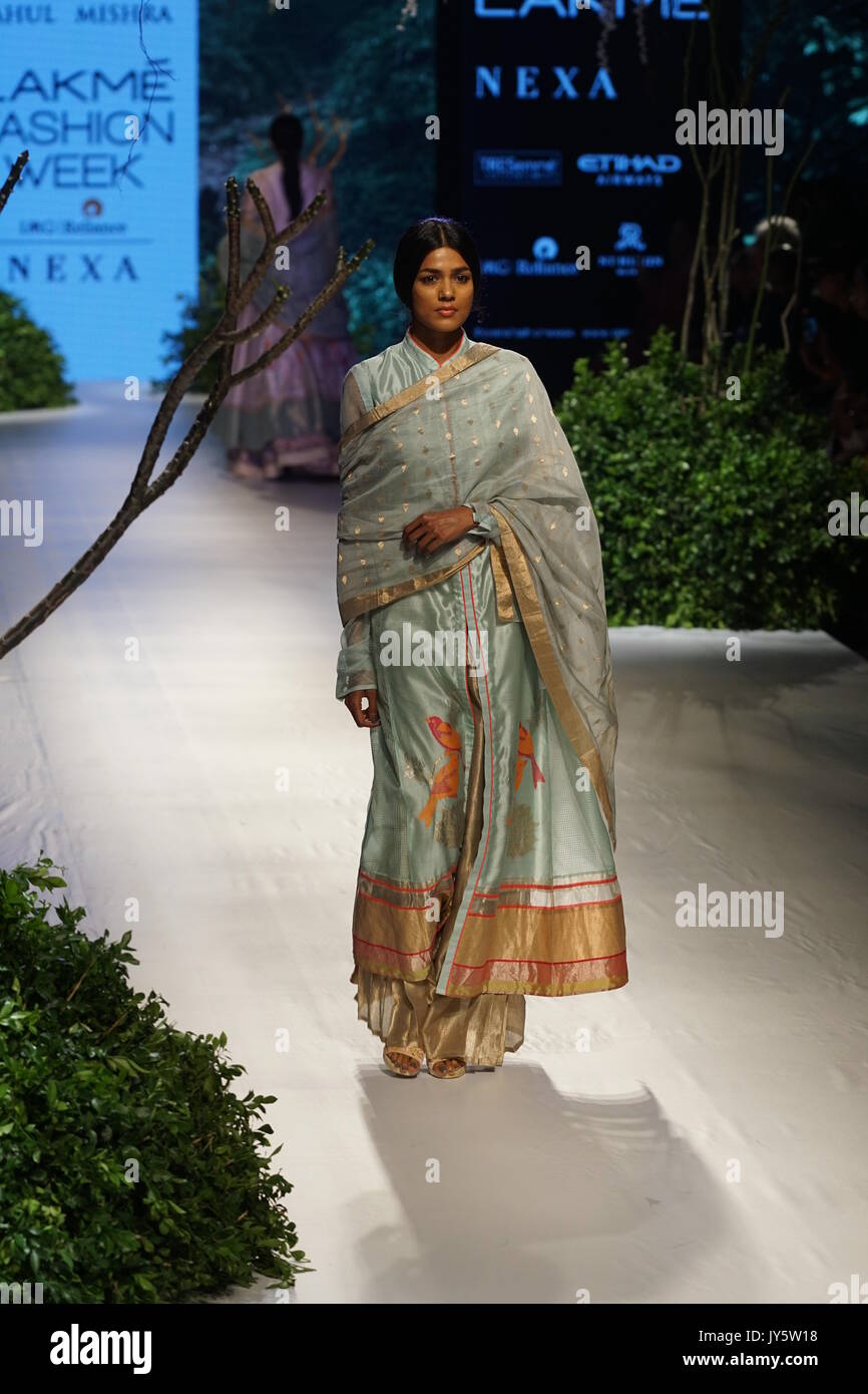 Mumbai, Indien. 18 August, 2017. Modelle gehen Sie die Rampe für Designer Rahul Mishra während lakme Fashion Week Winter Kollektion 2017 im St. Regis Hotel, Lower Parel in Mumbai am 18 augest 2017. Credit: prodip Guha/Alamy leben Nachrichten Stockfoto