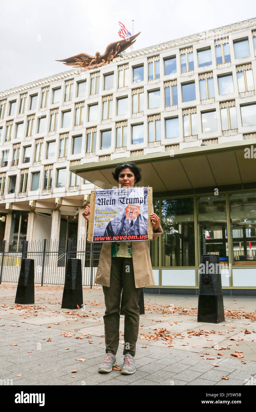 London, Großbritannien. 19 Aug, 2017. Die Demonstranten versammeln sich außerhalb der US-Botschaft in Grosvenor Square London gegen Krieg, Rassismus und Intoleranz durch die Trumpf-administration durch organuzed Stoppt den Krieg Koalition Kredit: Amer ghazzal/Alamy Live News Credit: Amer ghazzal/Alamy Leben Nachrichten zu protestieren Stockfoto