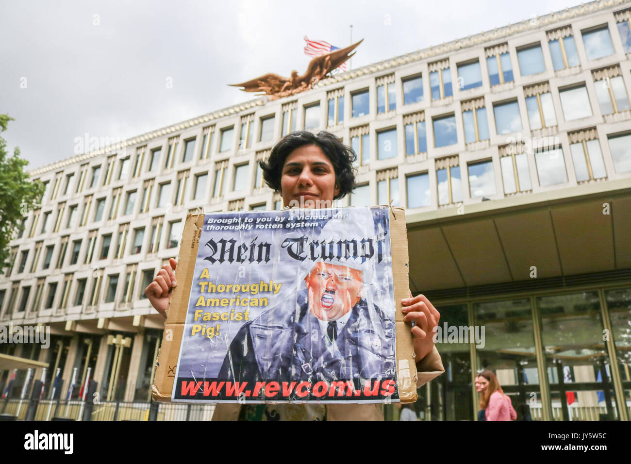 London, Großbritannien. 19 Aug, 2017. Die Demonstranten versammeln sich außerhalb der US-Botschaft in Grosvenor Square London gegen Krieg, Rassismus und Intoleranz durch die Trumpf-administration durch organuzed Stoppt den Krieg Koalition Kredit: Amer ghazzal/Alamy Live News Credit: Amer ghazzal/Alamy Leben Nachrichten zu protestieren Stockfoto