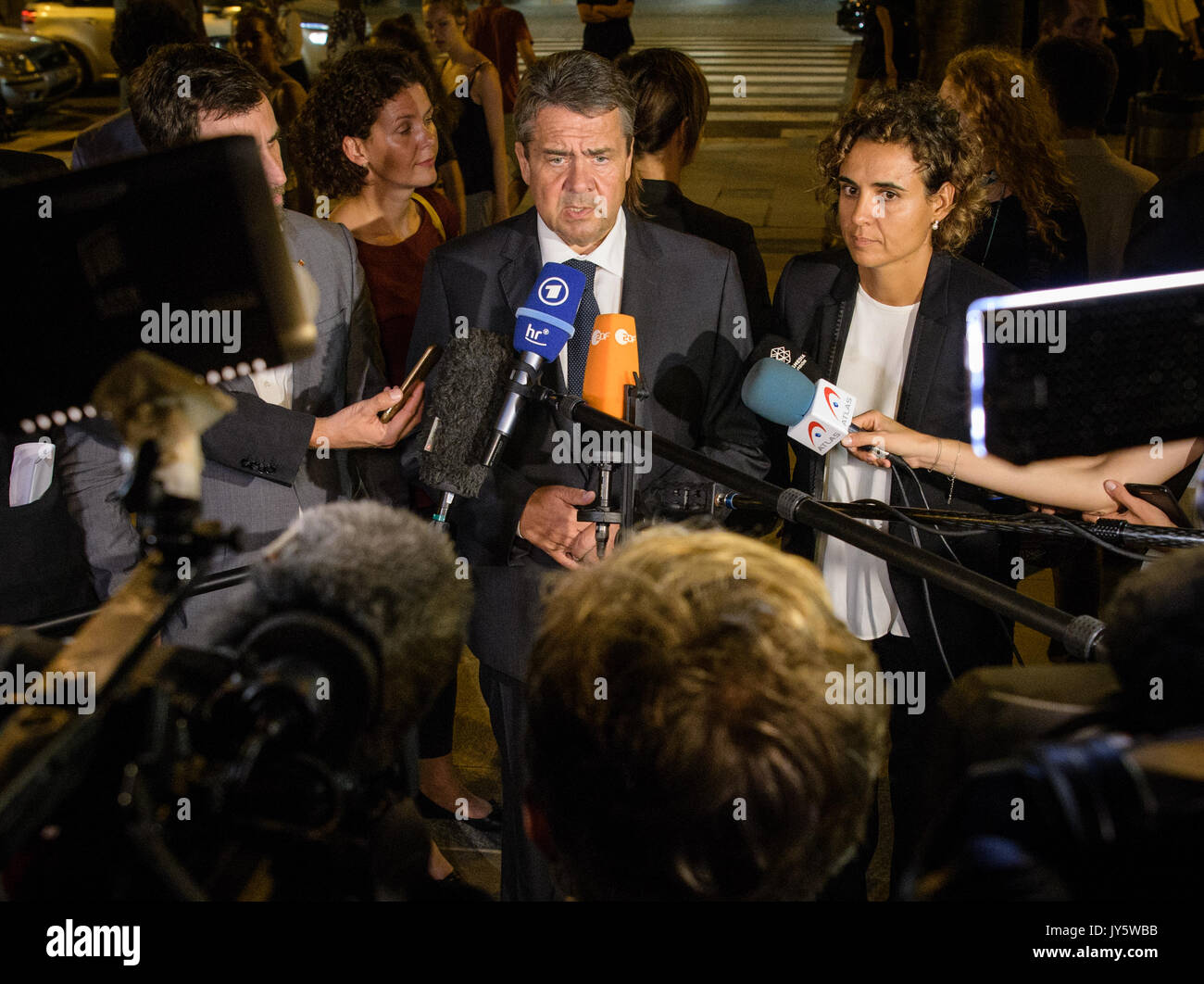 Barcelona, Spanien. 18 Aug, 2017. Deutsche Außen- minister Sigmar Gabriel (SPD) gibt ein Interview neben Dolors Montserrat, Die spanische Gesundheitsministerin, an der Promenade vor der "Hospital del Mar" in Barcelona, Spanien, 18. August 2017. Einen Tag vor, ein LKW, der in einer Gruppe von Menschen an der Promenade Las Ramblas gepflügt. Mehrere Menschen wurden getötet und viele während der terroranschlag am Donnerstag verletzt. Mehrere verletzte Deutsche sind, kümmern sich im Krankenhaus. Foto: Matthias Balk/dpa/Alamy leben Nachrichten Stockfoto