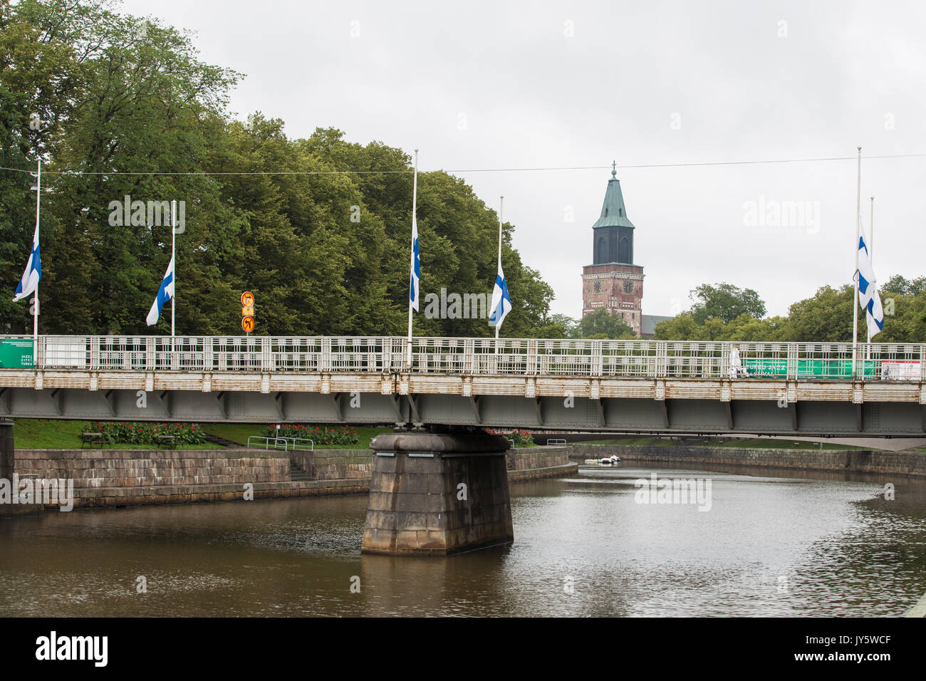 Turku, Finnland. 19. August 2017. Finnische Flagge an der Hälfte - Personal in Turku. Zwei Menschen getötet und sechs weitere in einem Messer angriff, der am Freitag, den 18. August fand in Turku Marktplatz und Puutori verwundet. Die Polizei war in der Lage, die Angreifer innerhalb von Minuten nach dem ersten Notruf von ihm Schießen auf den Oberschenkel. Die Polizei ermittelt gegen den Angriff als ein Akt des Terrorismus. Credit: Jarmo Piironen/Alamy leben Nachrichten Stockfoto