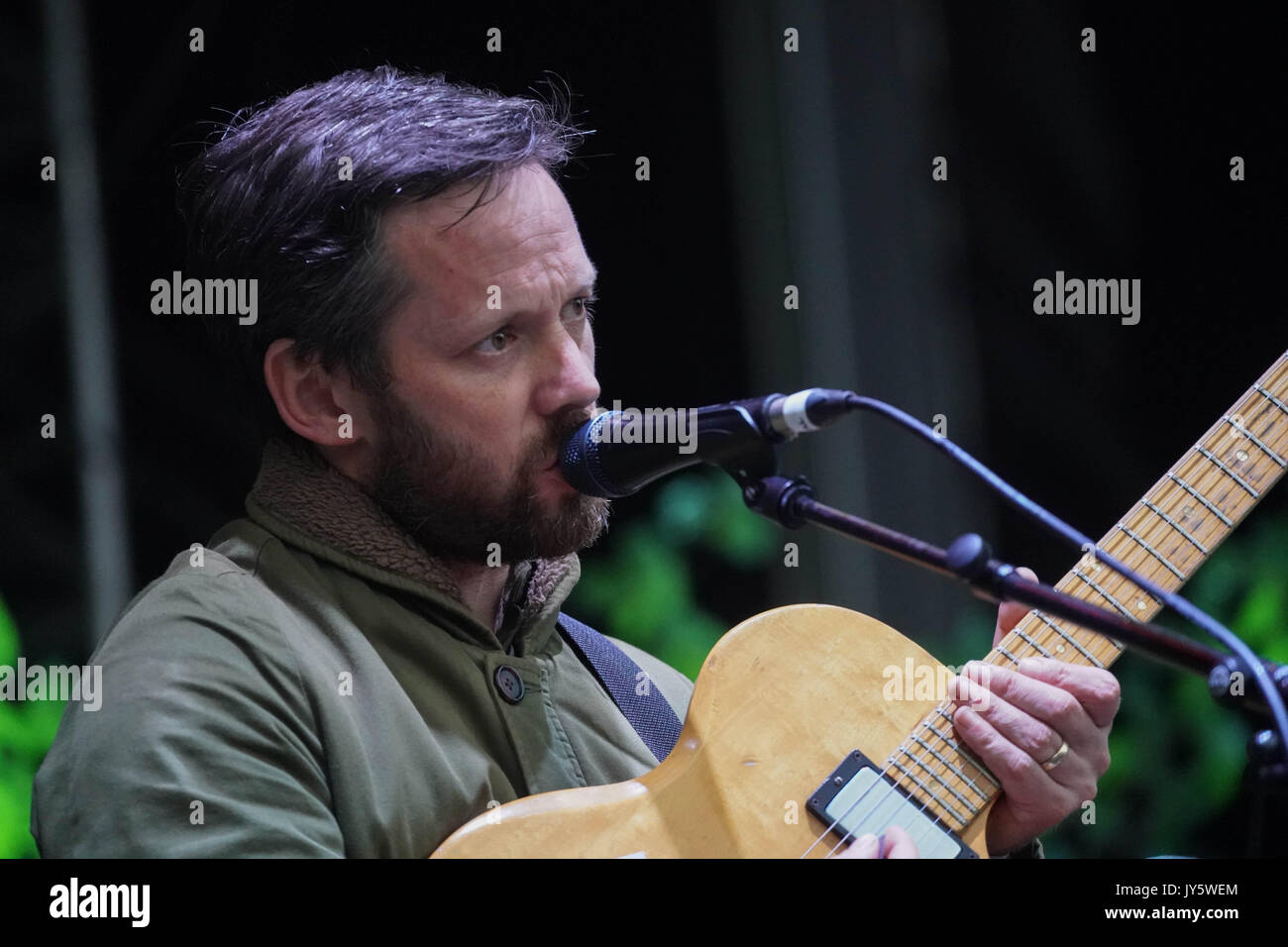 Brecon Beacons, Wales, UK. 18 August, 2017. Jan Scott Wilkinson von British Sea Power live auf der Bergetappe am Tag 2 (Freitag) Der 2017 Green Man Festival in Glanusk Park, Brecon Beacons, Wales. Foto Datum: Freitag, 18. August 2017. Photo Credit: Roger Garfield/Alamy leben Nachrichten Stockfoto