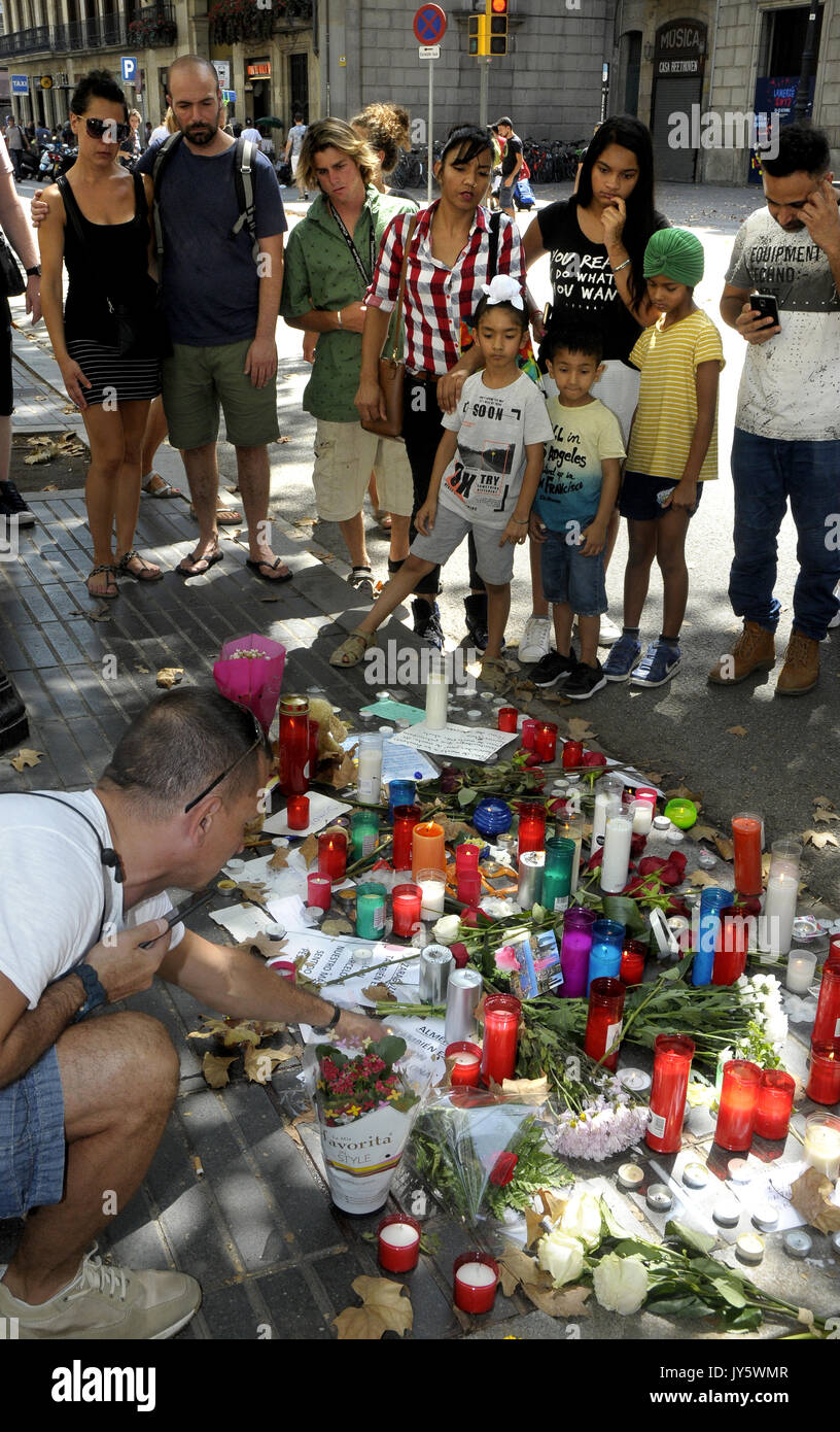 Las Ramblas, Barcelona, Spanien. 18. August 2017. Nachwirkungen auf die Ramblas am Tag nach dem Terroranschlag in Barcelona. Credit: ROSMI DUASO/Alamy leben Nachrichten Stockfoto