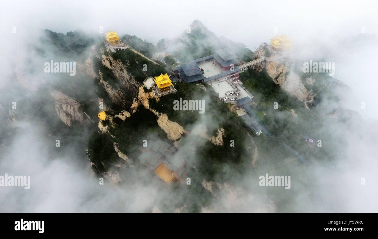 Luanchuan. 19 Aug, 2017. Foto am 12.08.19, 2017 zeigt die Landschaft des Laojun Mountain Scenic Area in Luanchuan Grafschaft von der Central China Provinz Henan. Credit: Gao Dongfeng/Xinhua/Alamy leben Nachrichten Stockfoto