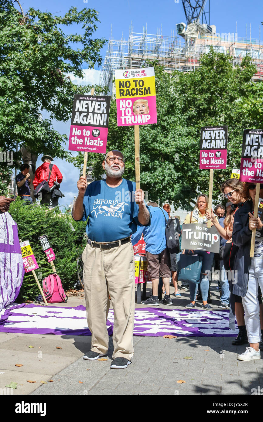 London, Großbritannien. 19 Aug, 2017. Die Demonstranten versammeln sich außerhalb der US-Botschaft in Grosvenor Square London gegen Krieg, Rassismus und Intoleranz durch die Trumpf-administration durch organuzed Stoppt den Krieg Koalition Kredit: Amer ghazzal/Alamy Leben Nachrichten zu protestieren Stockfoto