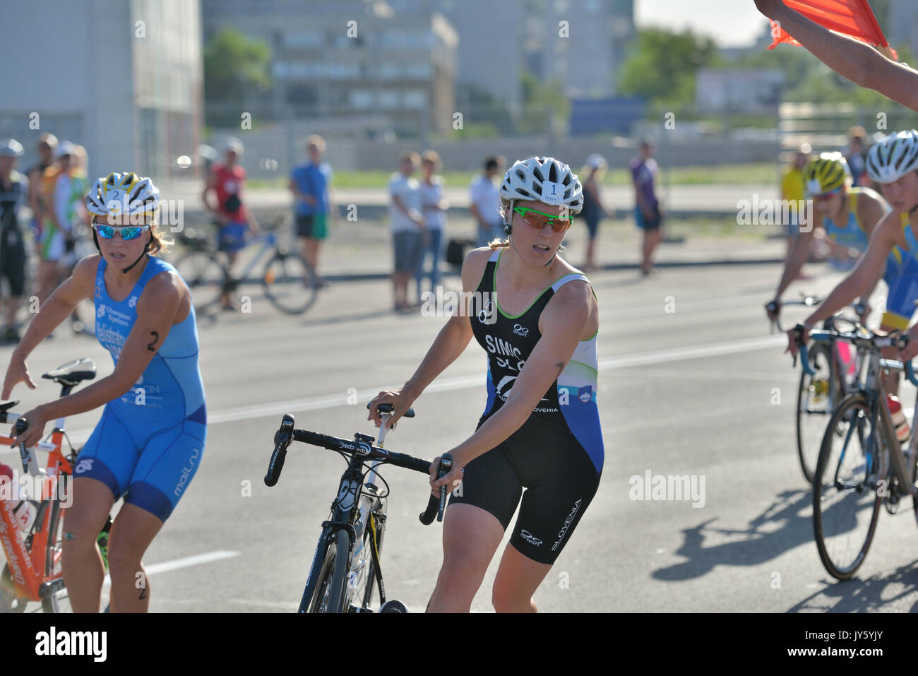 Dnepropetrovsk, Ukraine - 24. Mai 2014: Yuliya Yelistratova der Ukraine (links) und Mateja Simic Sloweniens auf Fertig stellen, um den Radsport Stufe der ETU Sprint Tria Stockfoto