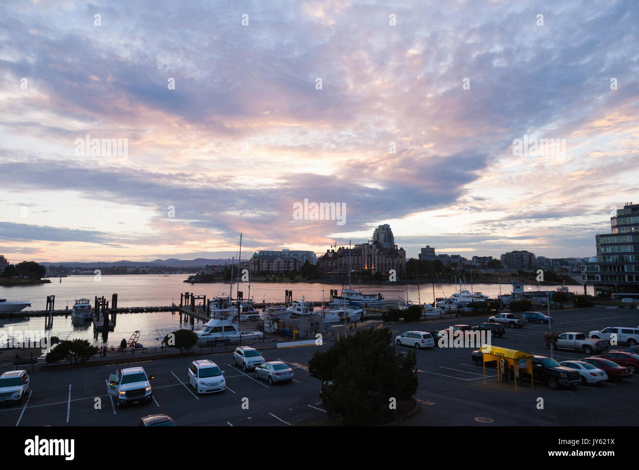 Parkplatz und Victoria Hafen bei Sonnenuntergang. Victoria, BC Kanada Stockfoto