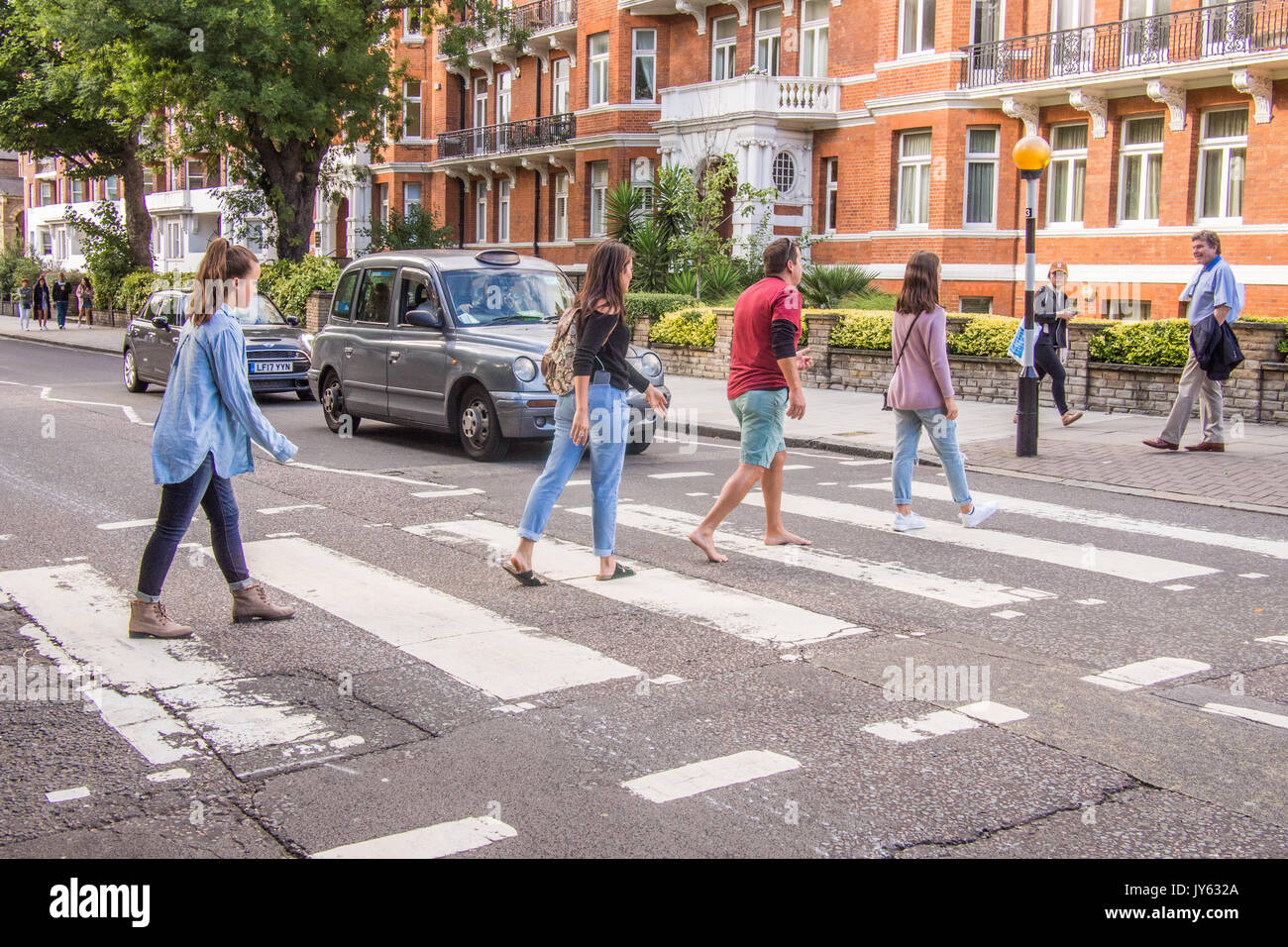 Menschen Nachbildung der berühmten Abbey Road Beatles Cover Stockfoto