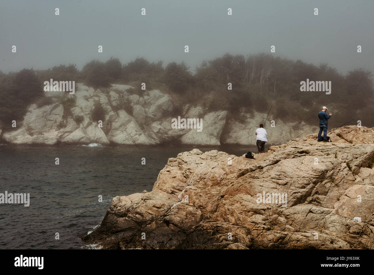 Fischerei vor der Felsen am Fort Wetherill in Jamestown, RI. Stockfoto