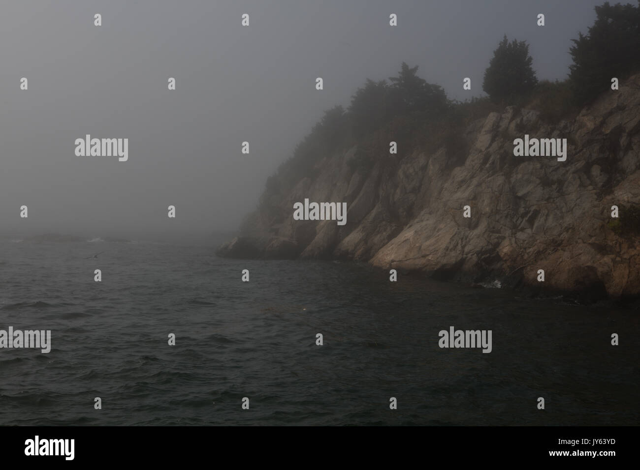 Die felsigen Klippen von Fort Wetherill in Jamestown, RI. Stockfoto