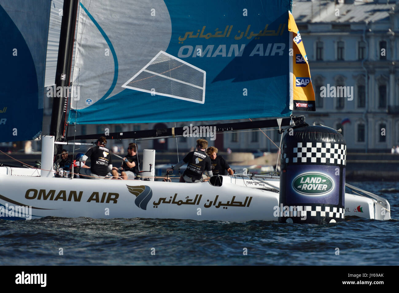 St. Petersburg, Russland - 22. August 2015: Katamaran von Oman Air Sailing Team während der 3.Tag St. Petersburg Stufe der Extreme Sailing Series. Die Wav Stockfoto