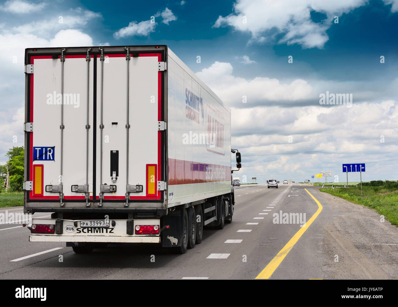 ROSTOV/DON. Russland. M4-DON. Juni 16, 2016. Der anhänger Transporte Autos auf der Autobahn M4 Don. Juni 16. Russland Stockfoto