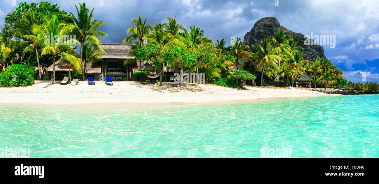 Tropischer Urlaub - die weißen Sandstrände und das türkisfarbene Meer von Mauritius Insel Stockfoto