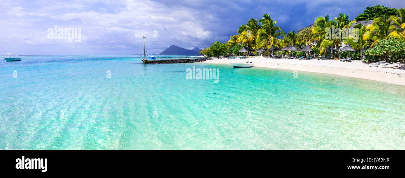 Tropischer Urlaub - die weißen Sandstrände und das türkisfarbene Meer von Mauritius Insel Stockfoto