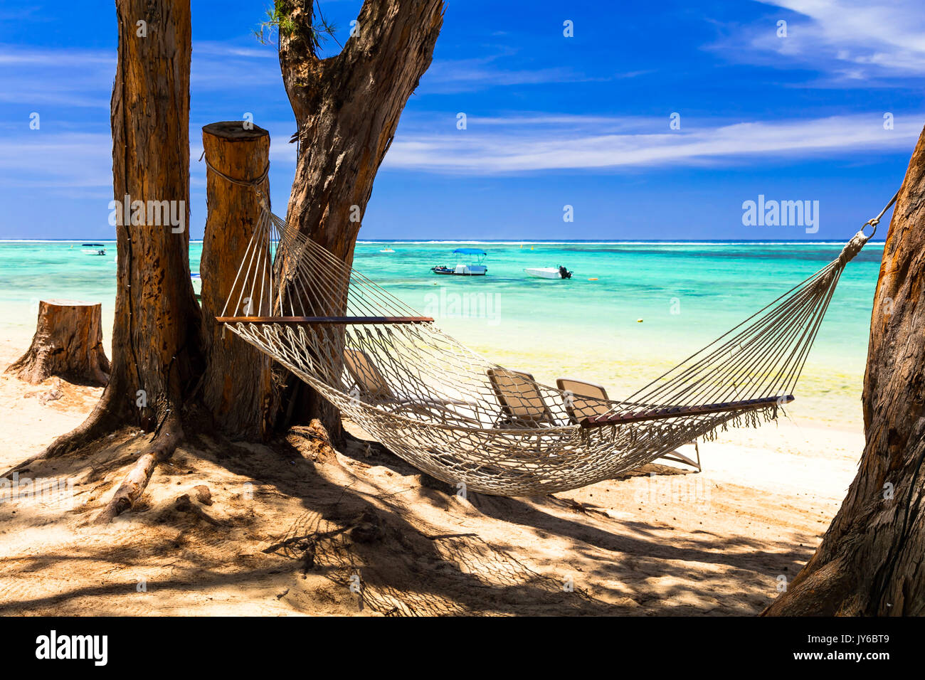 Erholsamer Urlaub in den Tropen. Hängematte im Schatten der Bäume. Mauritius Stockfoto