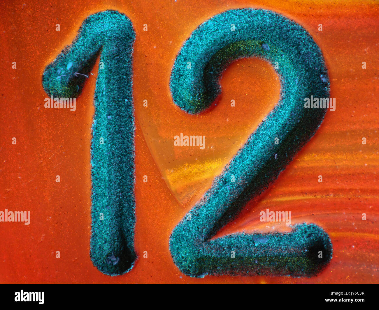 Nummer 12 von fluoreszierenden Kunststoff 12-seitige Würfel, uv + sichtbares Licht Schliffbild, 12-fache Vergrößerung, wenn gedruckt 10cm breit Stockfoto