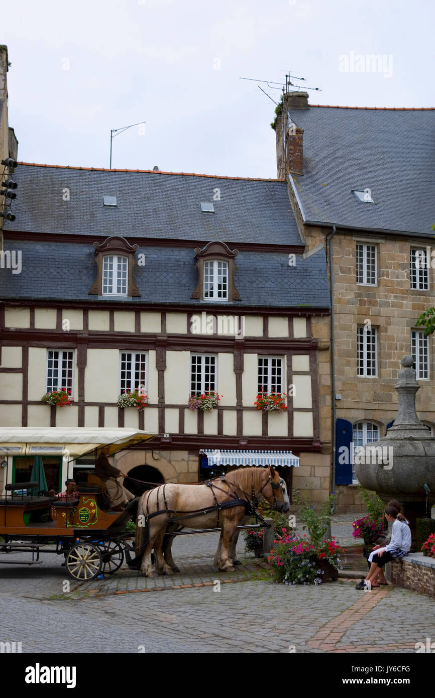 Der zentrale Platz von Pontrieux, Yves le Trocquer, mit einem Touristen