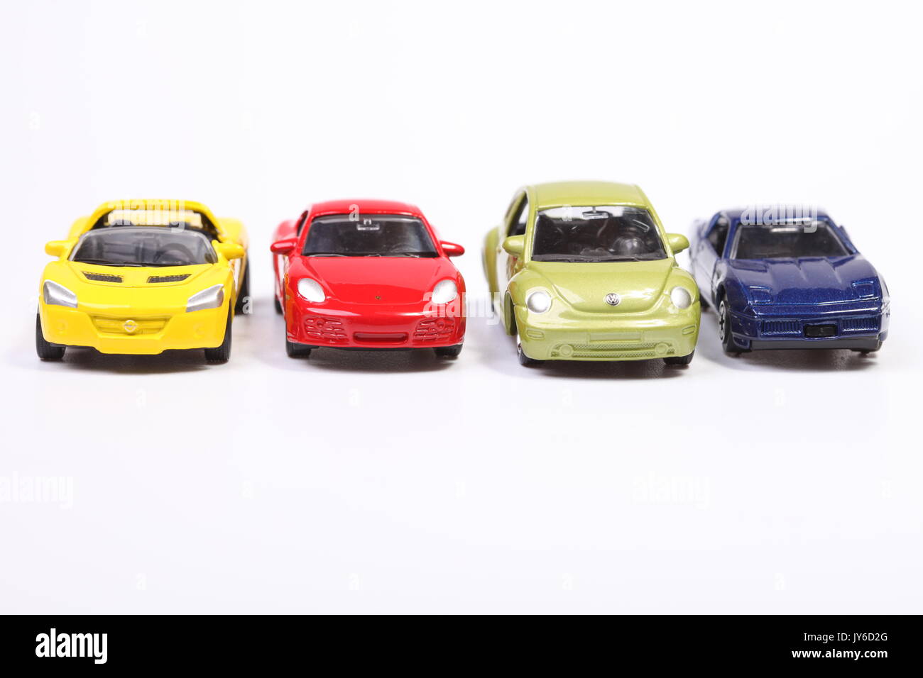 Spielzeugautos in einer Reihe Stockfoto