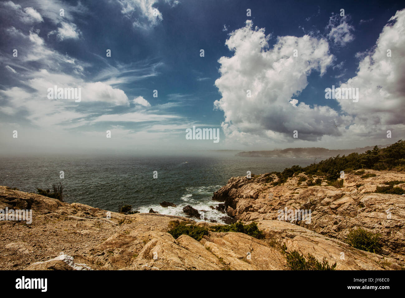 Heben Nebel weg von Fort Wetherill in Jamestown, RI. Stockfoto