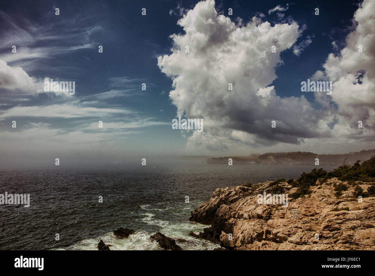 Heben Nebel weg von Fort Wetherill in Jamestown, RI. Stockfoto