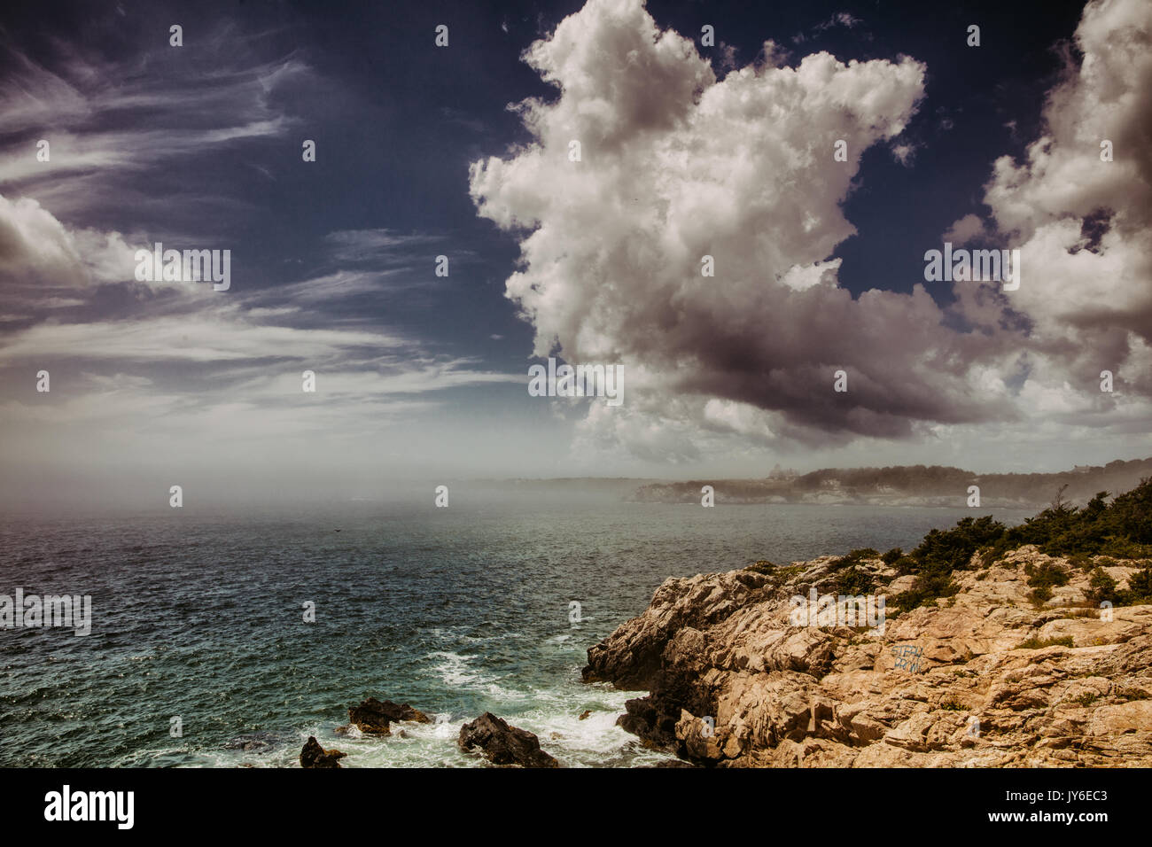 Heben Nebel weg von Fort Wetherill in Jamestown, RI. Stockfoto