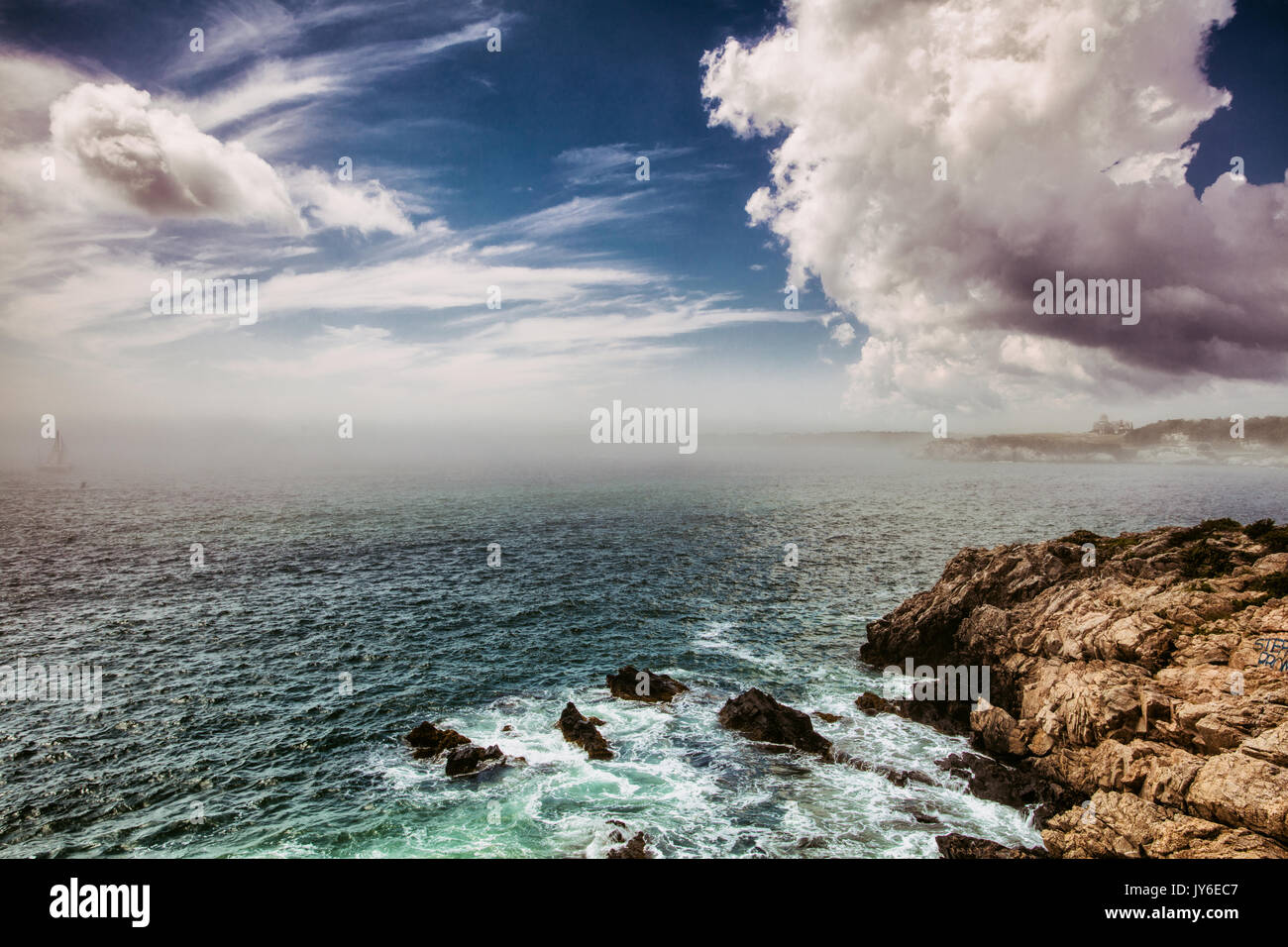 Heben Nebel weg von Fort Wetherill in Jamestown, RI. Stockfoto
