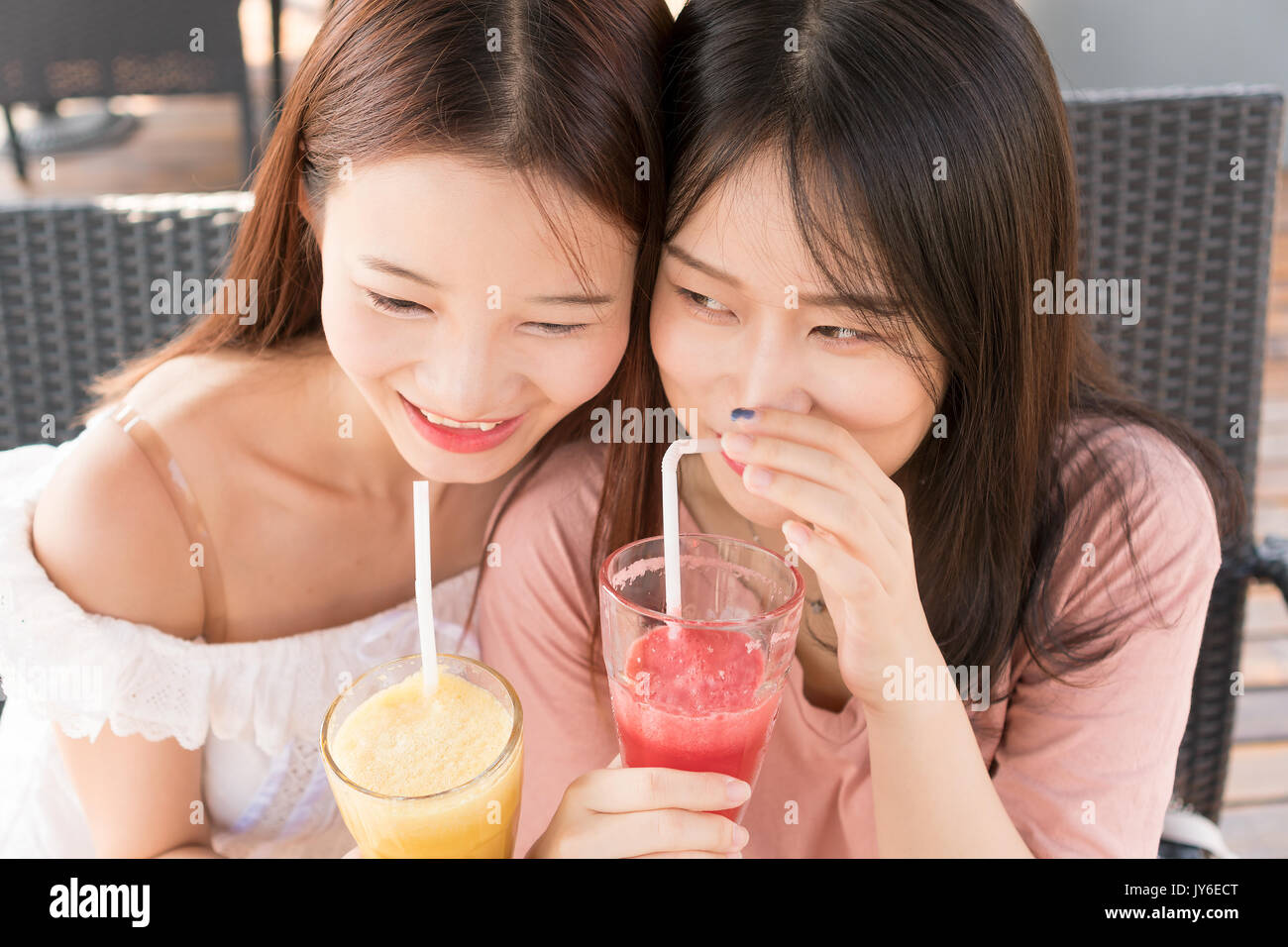 Zwei Mädchen Saft trinken Stockfoto