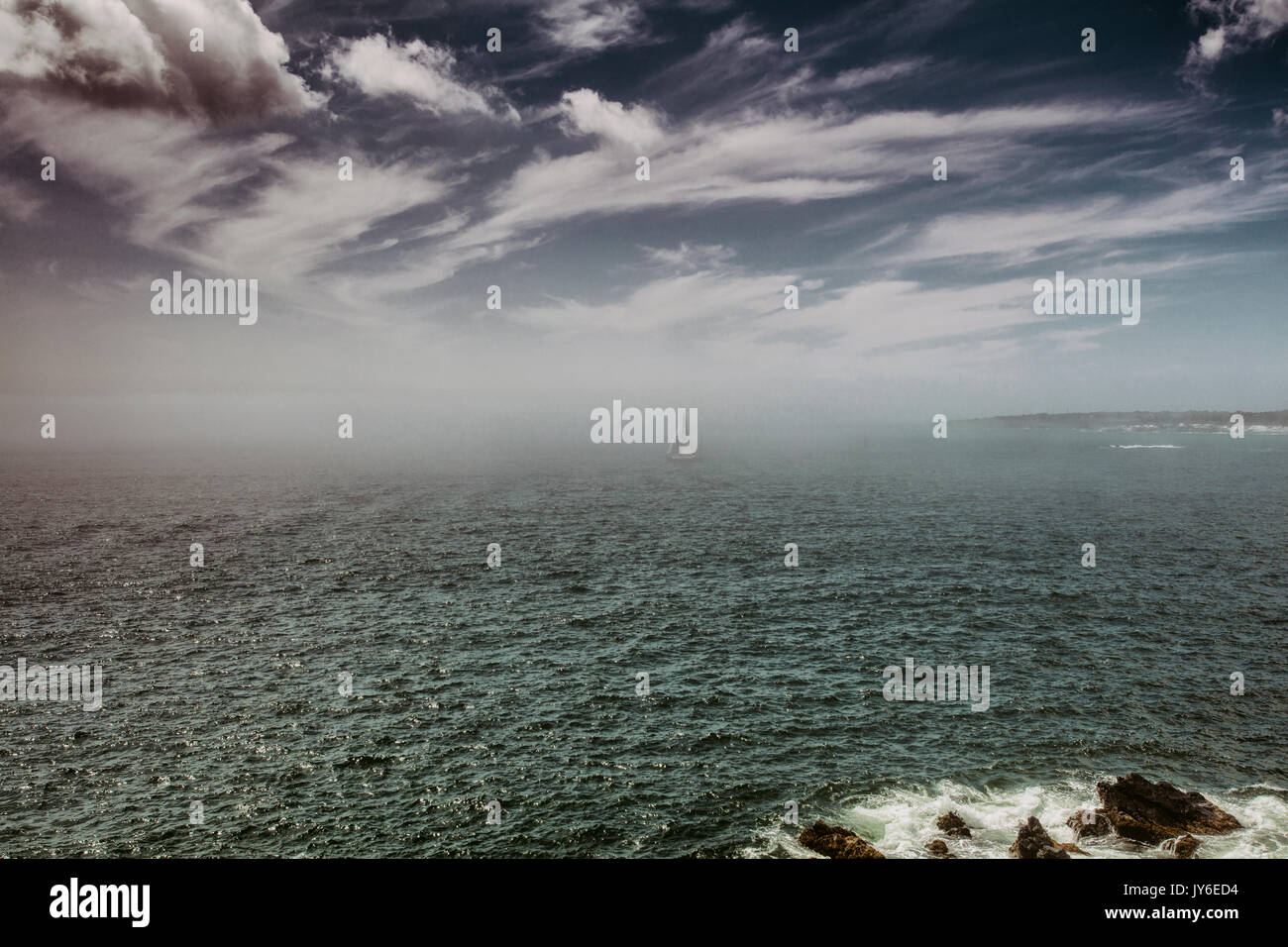 Heben Nebel weg von Fort Wetherill in Jamestown, RI. Stockfoto