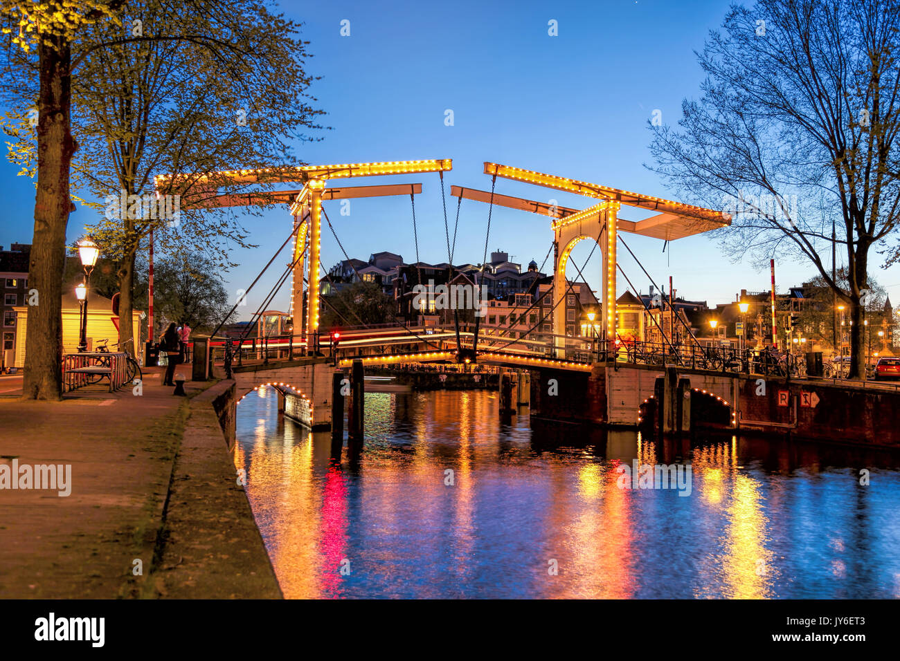 Amsterdam City mit alten Brücke am Abend, Holland Stockfoto