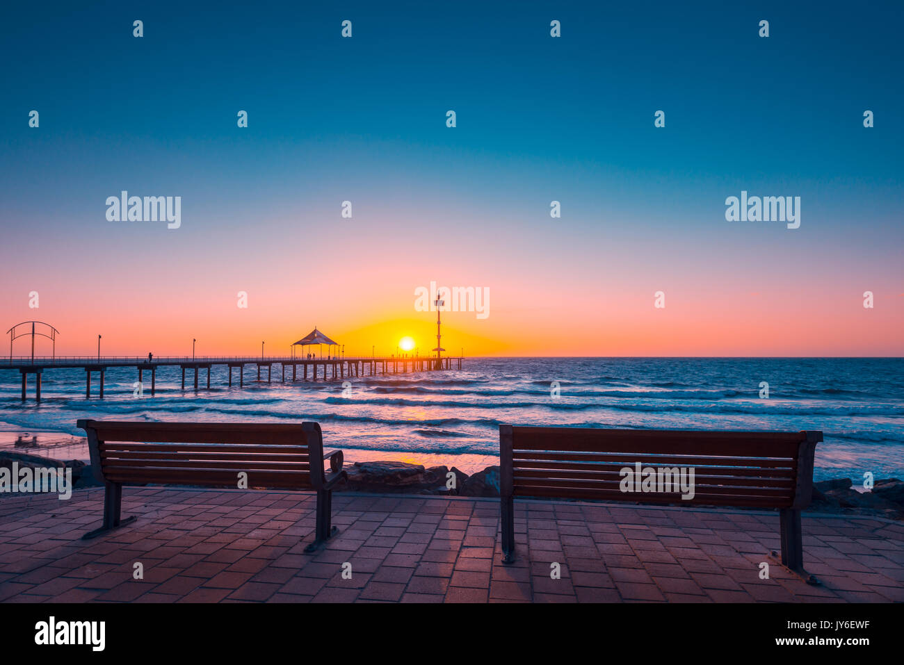 Brighton Beach View mit Menschen zu Fuß entlang der Steg bei Sonnenuntergang, South Australia Stockfoto