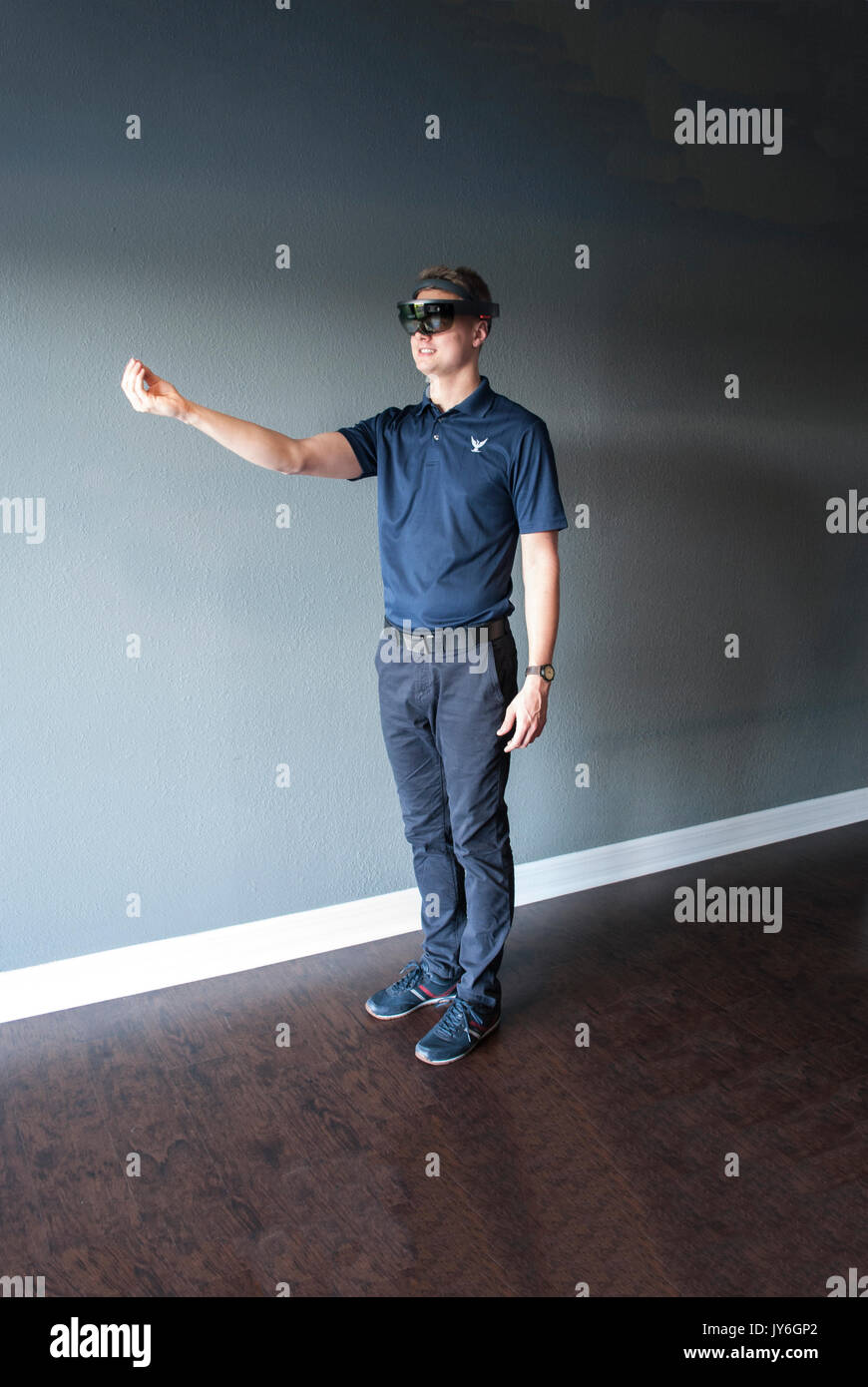Junge Ingenieur mit holographischen Headset Erstellen einer virtuellen Umgebung mit speziellen Gesten - Blick Stockfoto
