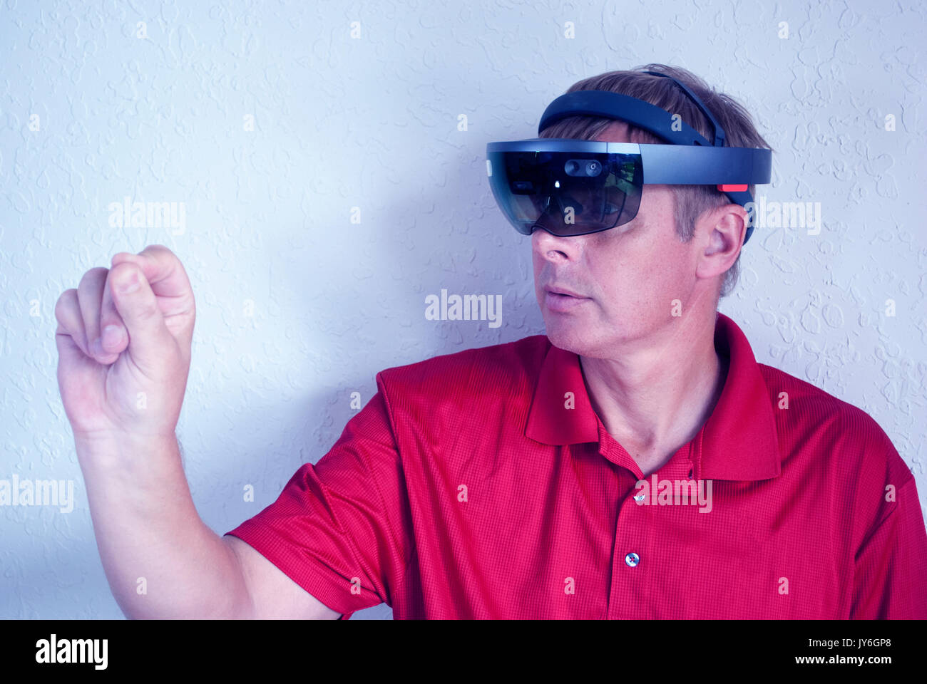 Techniker arbeiten mit intelligenten Gläser Erstellen virtueller Realität Stockfoto