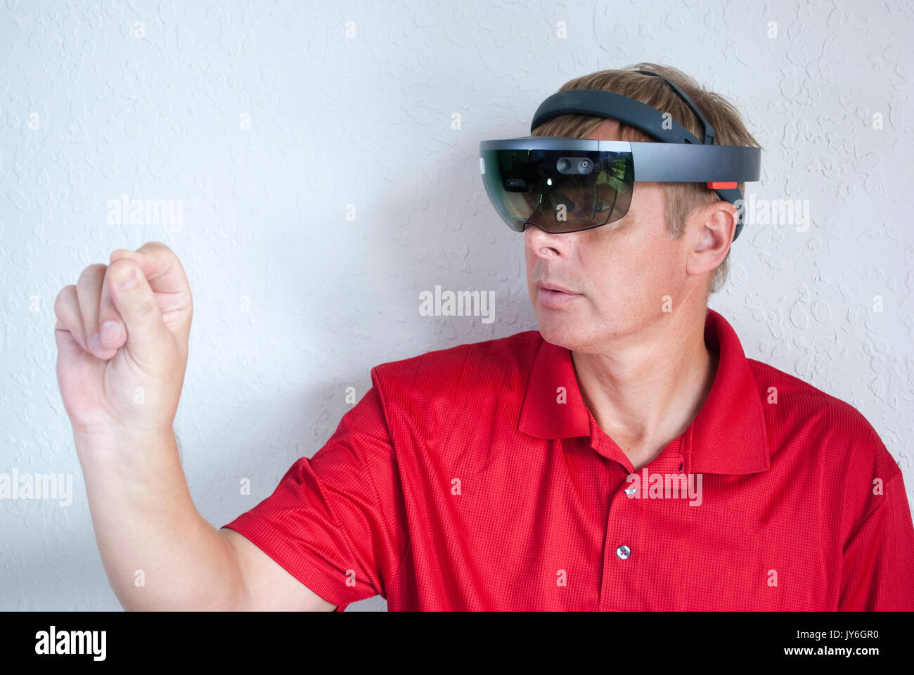 Techniker arbeiten mit intelligenten Gläser Erstellen virtueller Realität Stockfoto